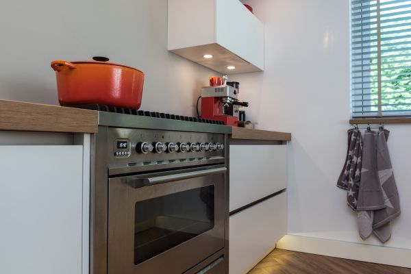 Moderne greeploze keuken - greeploze brede laden