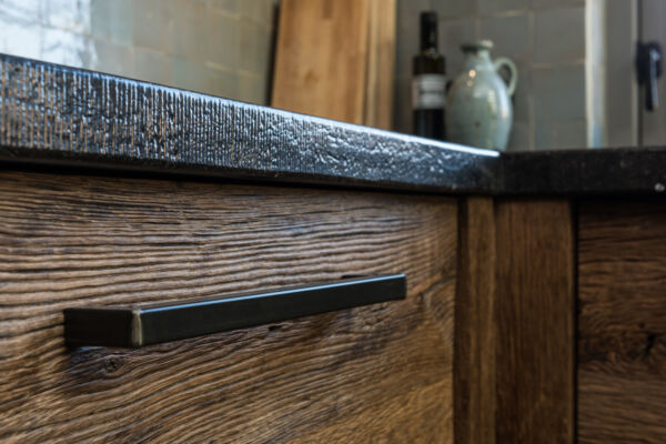 Grof gelaste handgrepen op het stoere Barnwood eiken