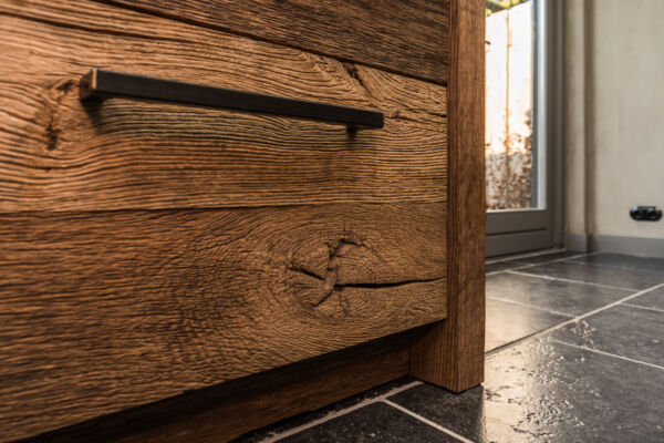 Grof gelaste handgrepen op het stoere Barnwood eiken