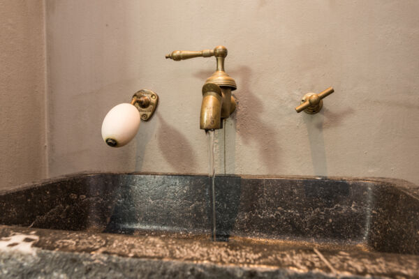 Wasbak van massief Belgisch hardsteen