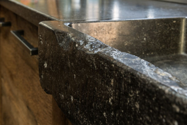 Spoelbak van massief Belgisch hardsteen