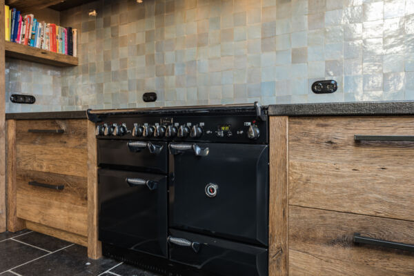 Stoere boerenkeuken in Barnwood eiken met Falcon fornuis