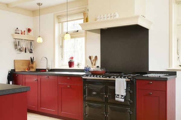 Landelijke keuken in ossenbloed rood