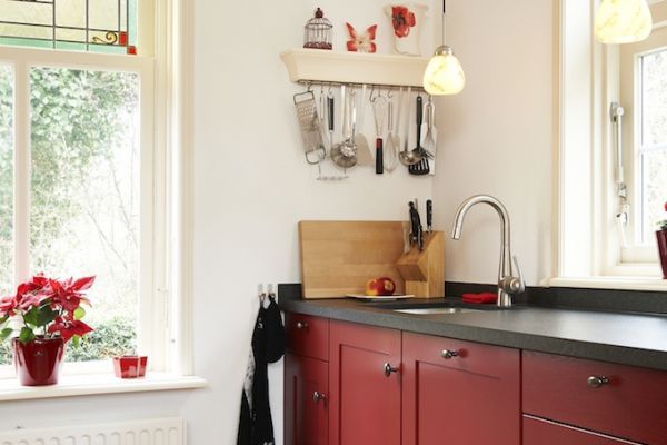 Landelijke keuken in ossenbloed rood