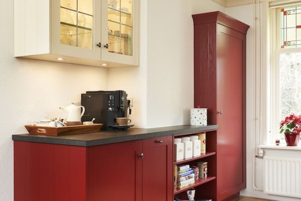 Landelijke keuken in ossenbloed rood