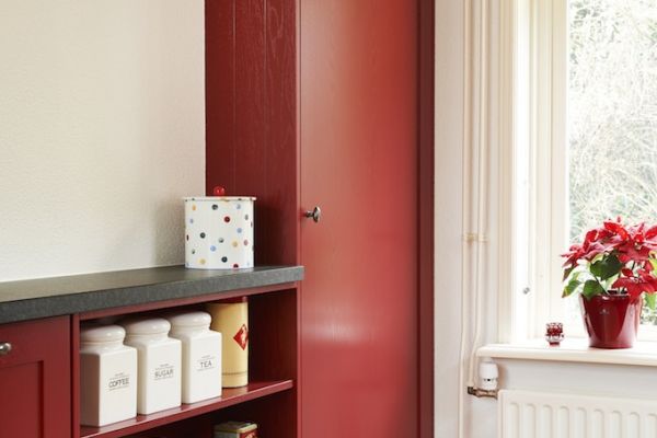 Landelijke keuken in ossenbloed rood