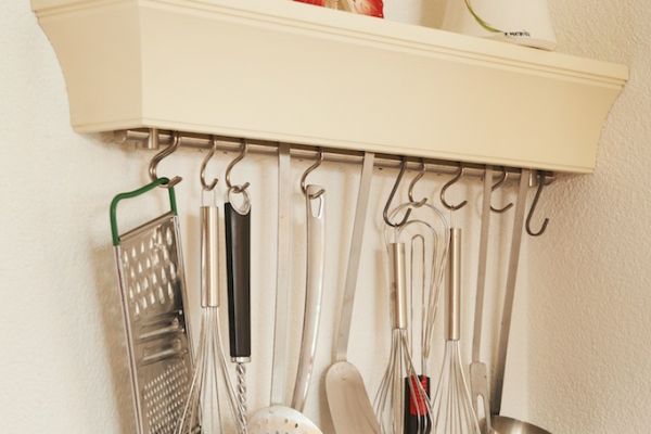 Landelijke keuken in ossenbloed rood - Accessoirerek