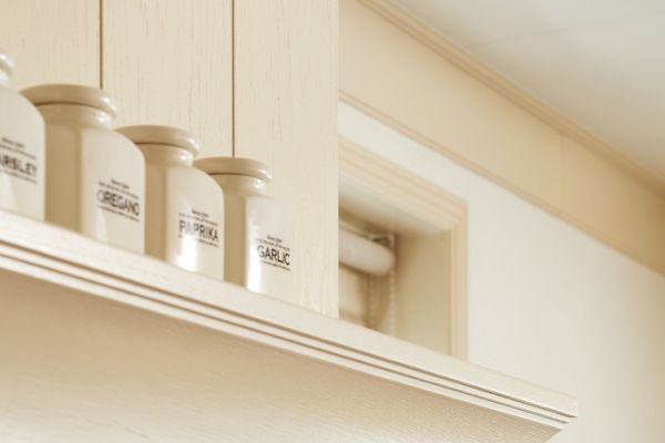 Landelijke keuken in ossenbloed rood - Sierlijst schouw