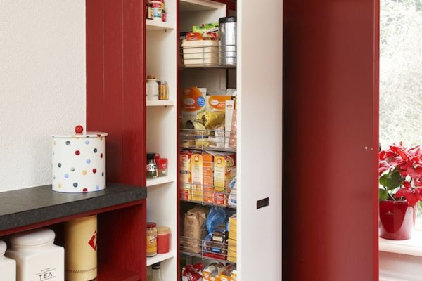 Landelijke keuken in ossenbloed rood - Slim ingedeelde kast met apothekerskast