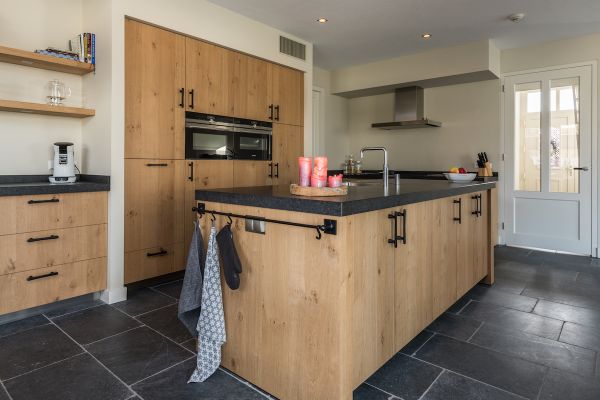 Keuken in geborsteld eiken