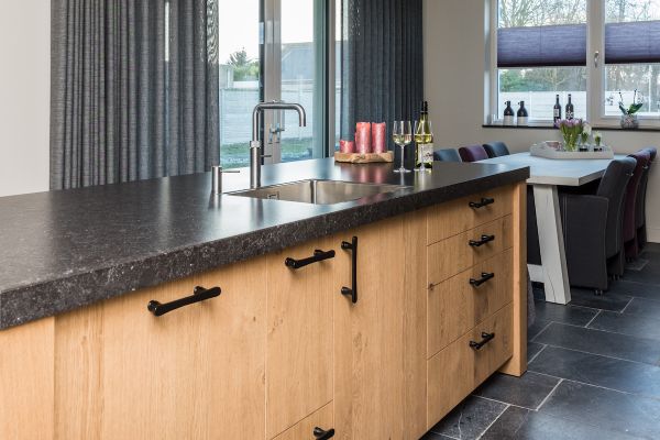Keuken in geborsteld eiken