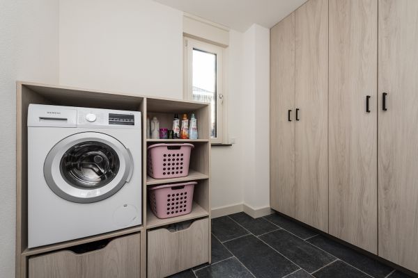 Interieur in geborsteld eiken - kastenwand