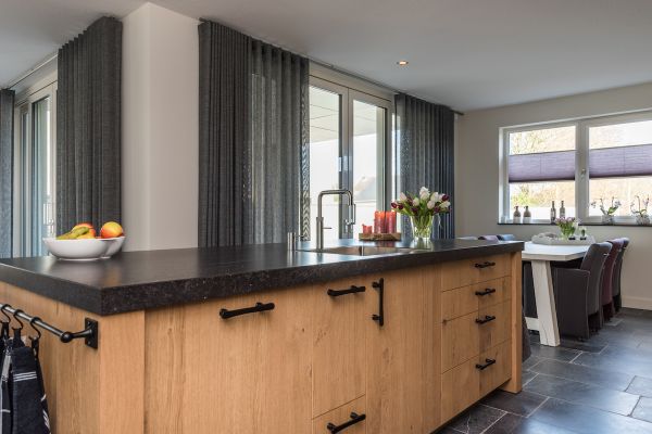 Keuken in geborsteld eiken