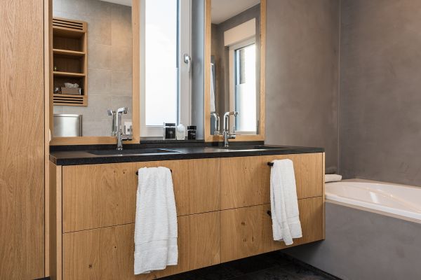 Interieur in geborsteld eiken - badkamermeubel