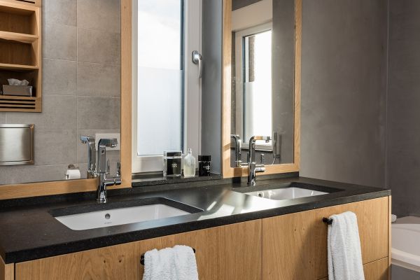 Interieur in geborsteld eiken - badkamermeubel