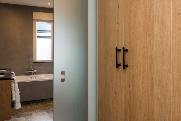 Interieur in geborsteld eiken - garderobekasten