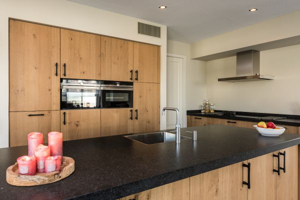 Keuken in geborsteld eiken