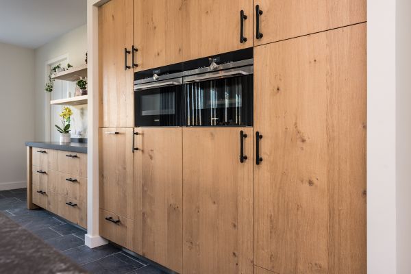 Keuken in geborsteld eiken - inbouw kastenwand