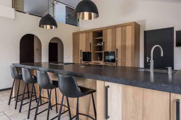 Stoere keuken van eikenhouten planken - bardeel