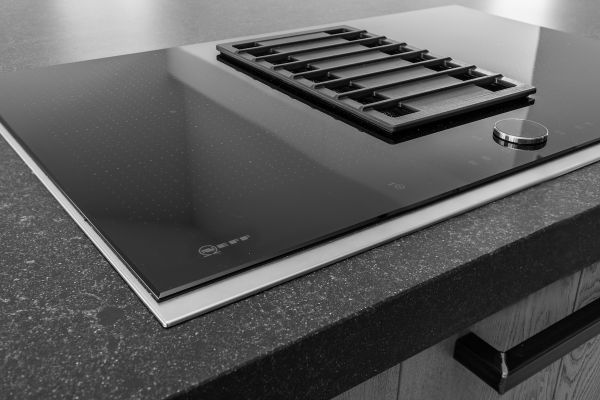 Stoere keuken van eikenhouten planken - Neff inductieplaat met afzuiging