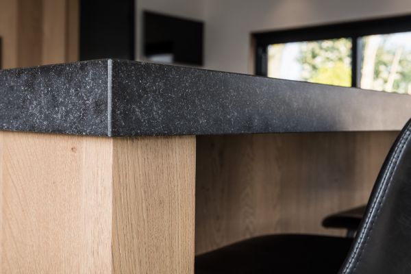 Stoere keuken van eikenhouten planken - bardeel