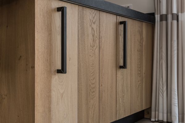 Stoere keuken van eikenhouten planken - stoere grepen