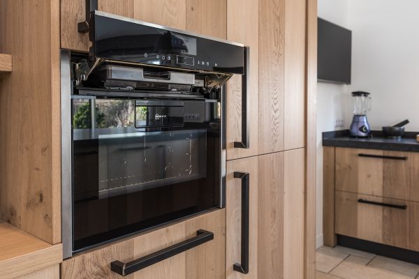 Stoere keuken van eikenhouten planken - Neff inbouwoven