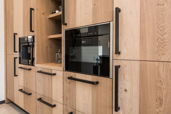 Stoere keuken van eikenhouten planken - inbouw kastenwand