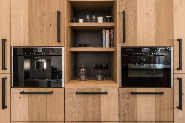 Stoere keuken van eikenhouten planken - inbouw kastenwand