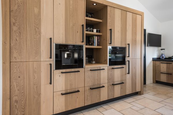 Stoere keuken van eikenhouten planken - Inbouw kastenwand