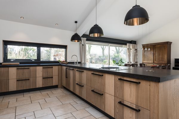 Stoere keuken van eikenhouten planken