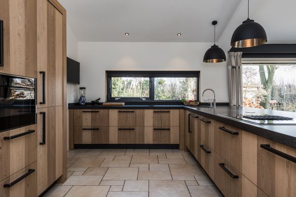 Stoere keuken van eikenhouten planken