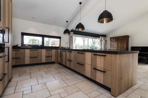 Stoere keuken van eikenhouten planken