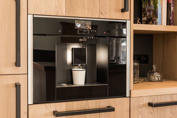 Stoere keuken van eikenhouten planken - Neff koffiemachine