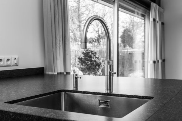 Stoere keuken van eikenhouten planken - Quooker kraan