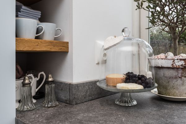 Hardstenen blad en plinten