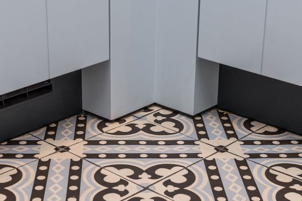 Perfect passend bij het motief op de vloertegels