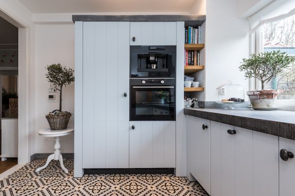 Kastenwand met opliggende fronten en inbouwapparatuur