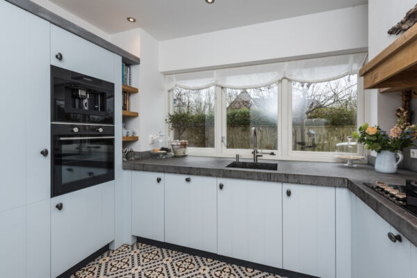 Landelijke keuken in zijdeglans lichtblauw