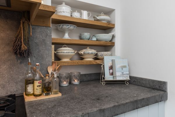 Massief eiken wandboorden in de nis.