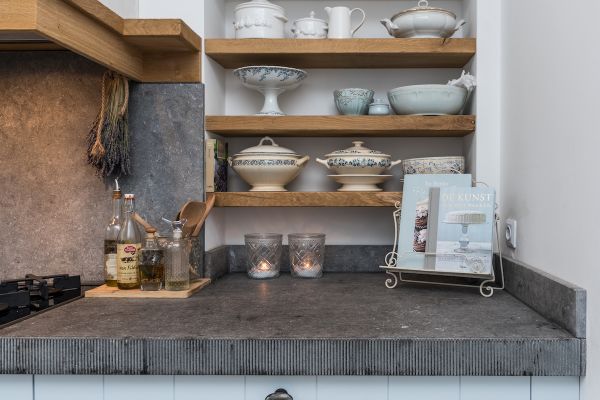 Gefrijnde kant van het blad. Massief eiken schouwafwerking.