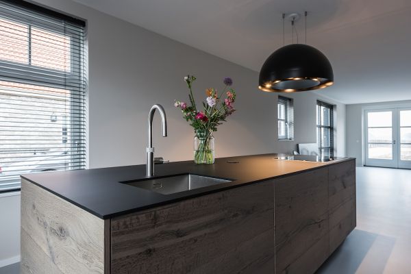 Kookeiland van vergrijsd eiken balkhout en Fenix keukenblad