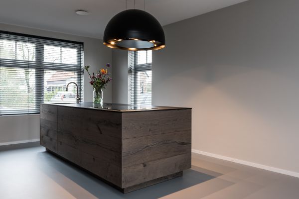 Kookeiland met Wave Design afzuigkap voorzien van sfeerverlichting