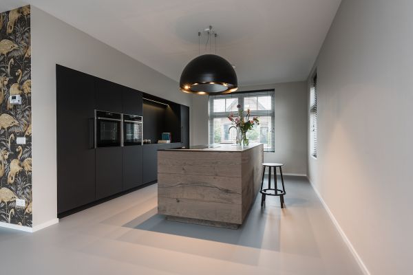 Strakke keuken met eiken kookeiland