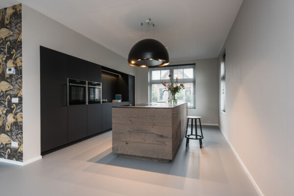 Strakke keuken met eiken kookeiland