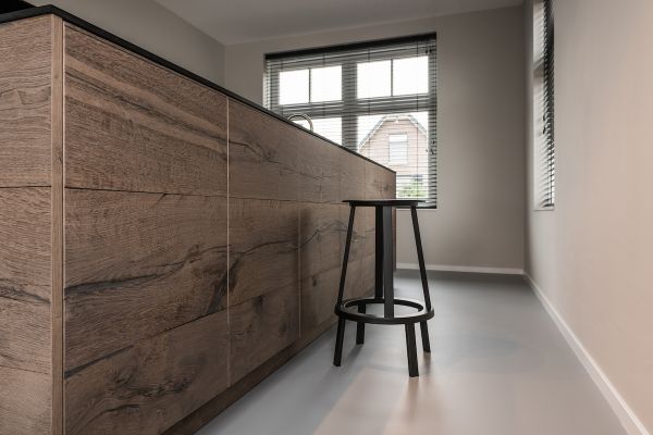 Kookeiland van vergrijsd eiken balkhout