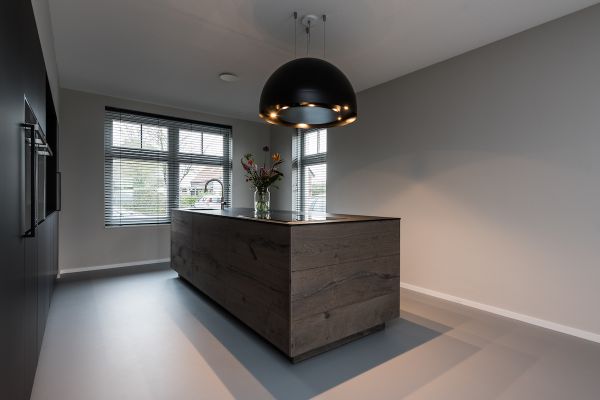 Strakke keuken met eiken kookeiland