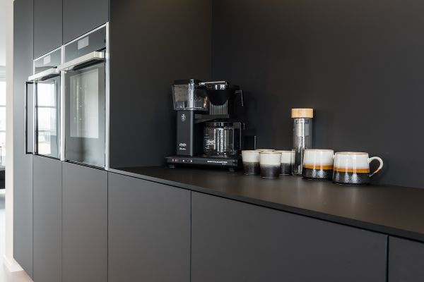 Matzwarte kastenwand met Neff inbouwapparatuur