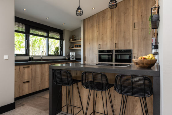 Strakke keuken in eiken-look