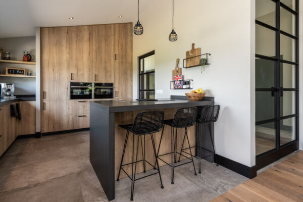 Strakke keuken in eiken-look